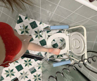 BDSM情缘：跪奴的顺从与觉醒